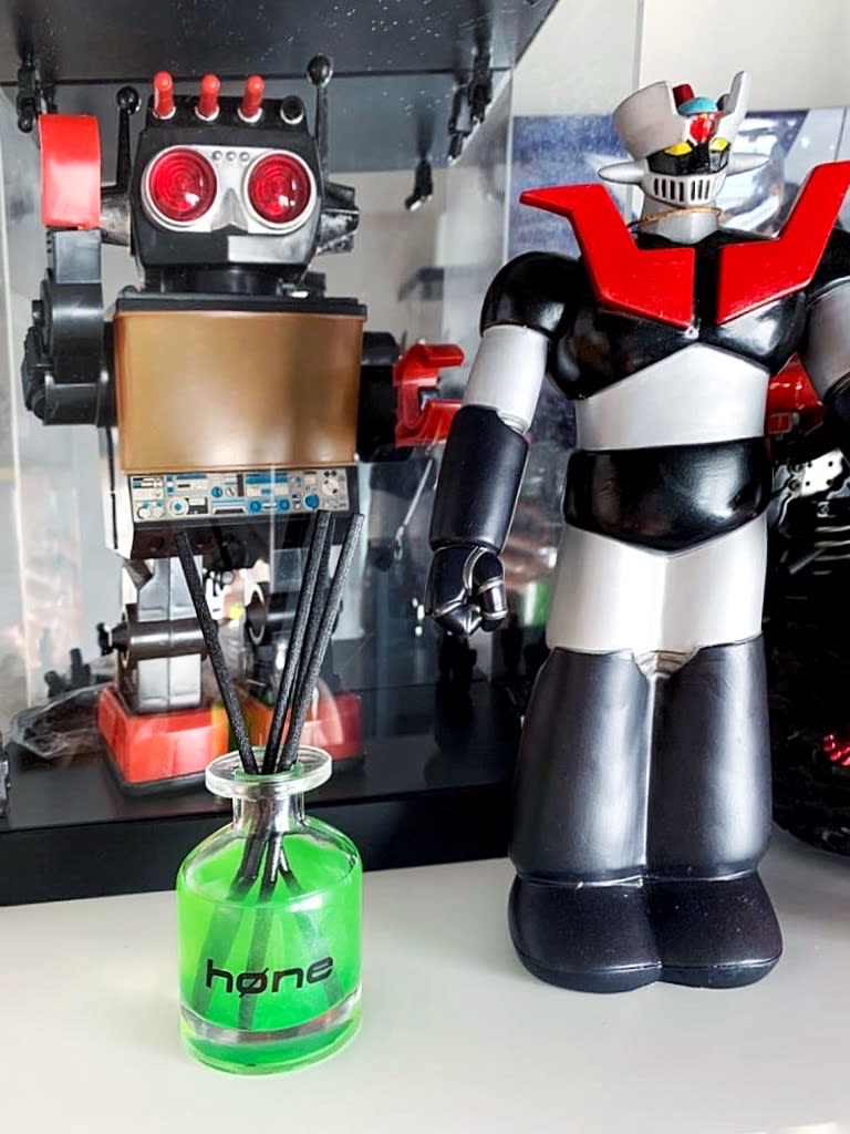 Green Glitter Hone Aroma Reed Diffuser with Plastic Toy Figurines